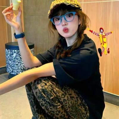 穿黑衣的女孩